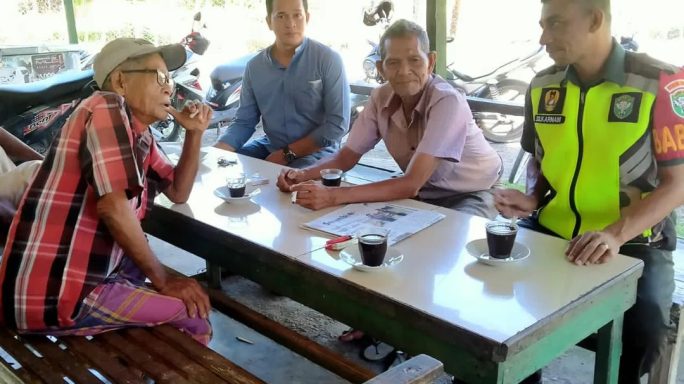 Babinsa Mila Memanfaatkan Warkop Komsos Dengan Tokoh Gampong Dan Warga Binaannya