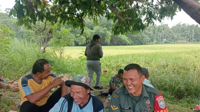 Keakraban Babinsa Keumala Saat Komsos Dengan Masyarakat Petani Desa Lingkok