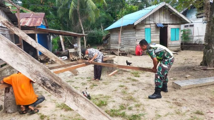Manunggal Bersama Rakyat, Babinsa Koramil 04/Salang Bantu Warga Bangun Rumah
