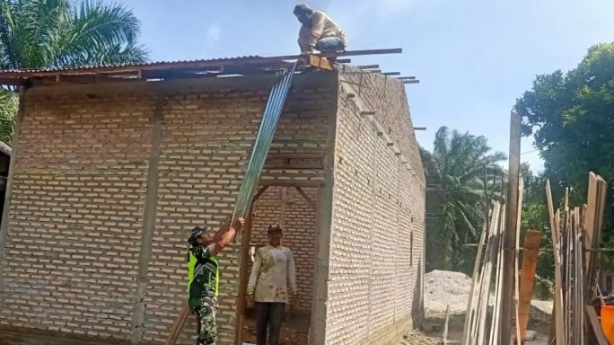 Bantu Kesulitan Rakyat, Babinsa Luangkan Waktu Ikut Bangun Rumah Warga