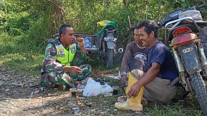 Babinsa Bantu Warga Mengecor Parit Saluran Air Di Desa Binaan