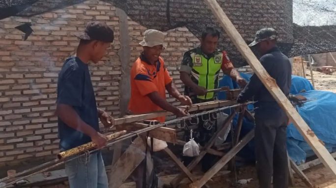 Babinsa membantu masyarakat membangun Rumah Milik Warga desa binaan