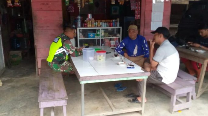 Babinsa Teladan Baru Komsos Dengan Warga Guna Menjaga Keharmonisan dan Kekompakan