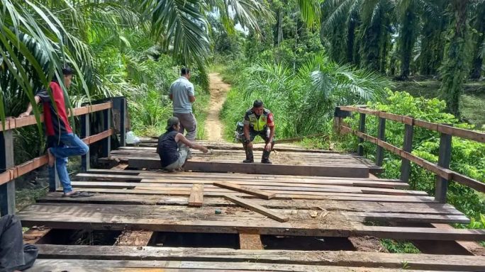 Atasi Kesulitan Warga, Babinsa Bantu Warga Perbaiki Jembatan Rusak