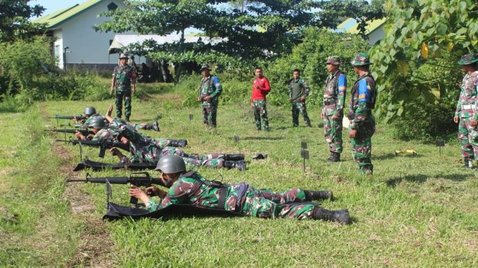 Danramil 05/Darul Makmur Kapten Inf Sujito memimpin langsung latihan menembak senjata ringan TW. III TH.
