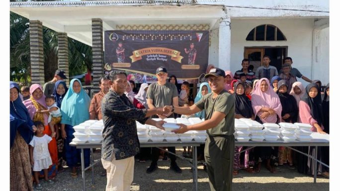 PRAJURIT YONIF 117/KY BERBAGI MAKANAN DAN MEMBERIKAN PELAYANAN KESEHATAN