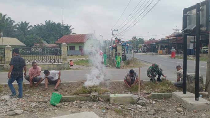 Babinsa Gotong Royong Bersama Warga Bersihkan Masjid Al Ikhlas