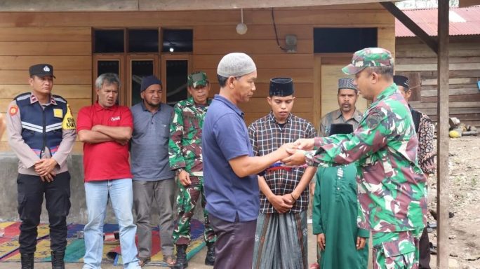 Peduli Dengan Rakyat, Kodim 0106 Aceh Tengah Serahkan Kunci Bedah Rumah