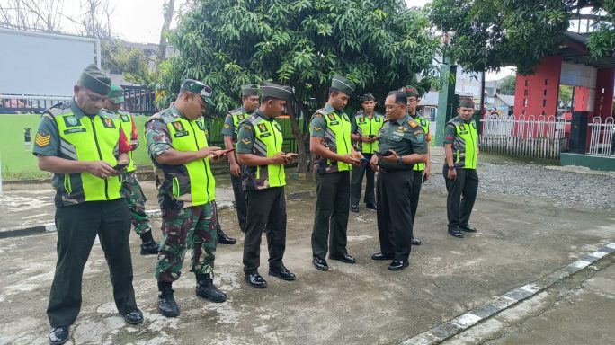 Cegah Terjadinya Pelanggaran, Danramil Mutiara Timur Cek Perangkat Seluler (HP) Prajurit