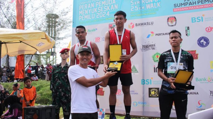 Dandim 0107/Asel Lepas Peserta Lari 5 K dan Jalan Santai Pada Acara Memperingati Hari Sumpah Pemuda ke 95 di Aceh Selatan