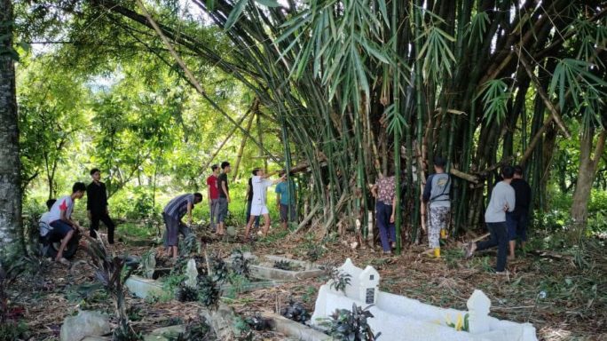 Babinsa Bersama Warga Gotong Royong Bersihkan Tempat Pemakaman Umum