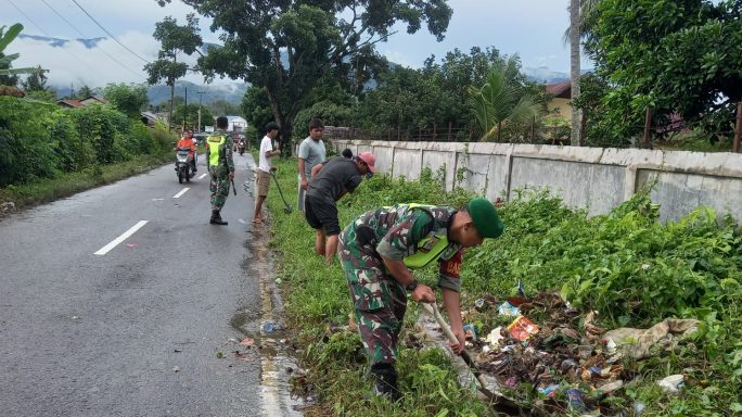 Babinsa dan Masyarakat Gotong Royong Bersihkan Parit di Sekitar Jalan Desa