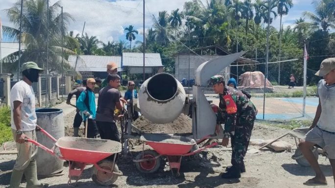 Babinsa Posramil 05/Pante Ceureumen Bersama Warga Bahu Membahu Membangun Fasilitas Olahraga Lapangan Volley