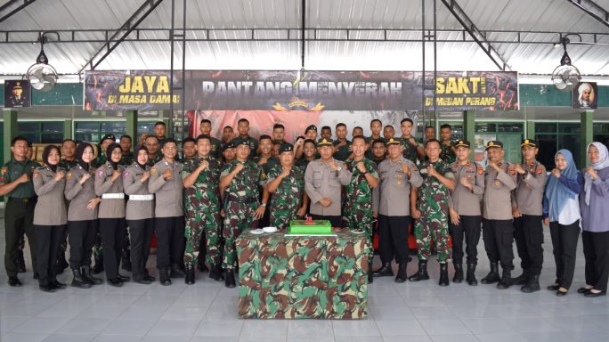 HUT TNI Ke 78, Jajaran Polres Bireuen Berikan Surprise Kepada Prajurit Badak Hitam Yonif 113/JS.
