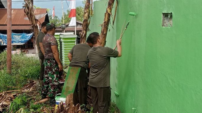 Agar Terlihat Bersih Dan Indah Babinsa Cat Kamar Mandi Masjid Al Hidayah