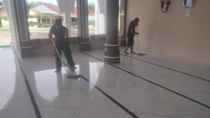 Babinsa Koramil 14/Rtp, Sambut Jumat Bersih : Pembersihan Masjid Az – Zumar, untuk Kelancaran Sholat Jumat”