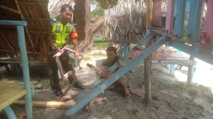 Babinsa Koramil 02/Singkil Ulurkan Tangan Perbaiki Pondok Jualan Warga Yang Rusak