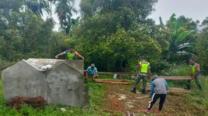 Babinsa Gotong Royong Perbaiki Salah Satu Makam Warga