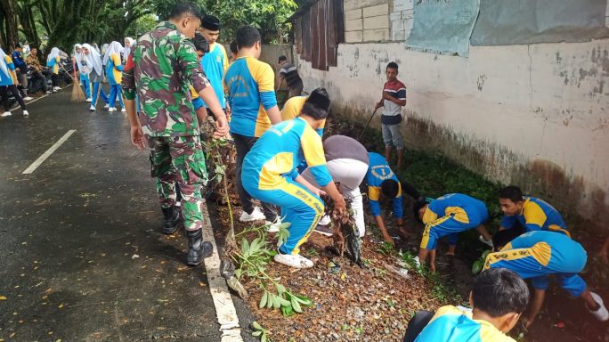 Indah Dan Bersih Babinsa Bersama Siswa/i Bersihkan Lapangan Olah Raga