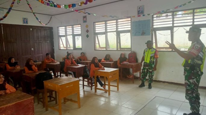 Babinsa Berikan Materi Wasbang kepada Siswa/i SMP N 1 Leuser