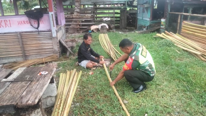 Babinsa Bantu Warga Buat Atap dan Dinding Rumbia Pondok