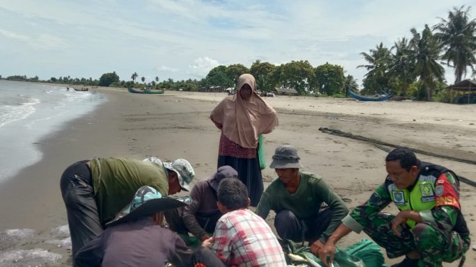 Hadir di Tengah-Tengah Nelayan, Babinsa Posramil Simpang Mamplam Bantu Tarek Pukat