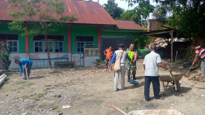 Babinsa Bersama Warga Binaan Laksanakan Karya Bhakti Bersih Lingkungan