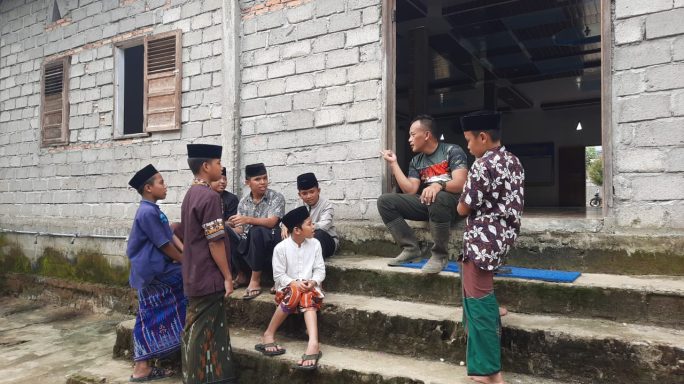 Hari Terakhir Penutupan TMMD, Satgas Sempatkan Diri Bermain dengan Anak Anak