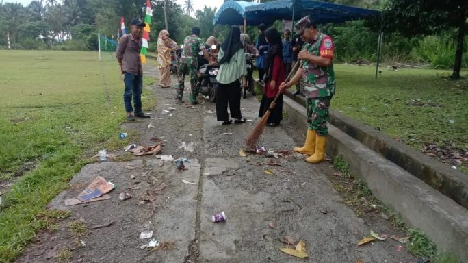 Peduli Kebersihan Lingkungan, Babinsa Koramil 01/Simtim Ajak Masyarakat Gotong Royong Bersihkan Sampah Berserakan