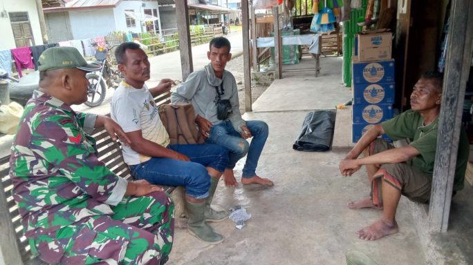 Momen Babinsa Koramil 01/SM Melaksanakan Silaturahmi Dengan Warga Di Wilayah Binaan