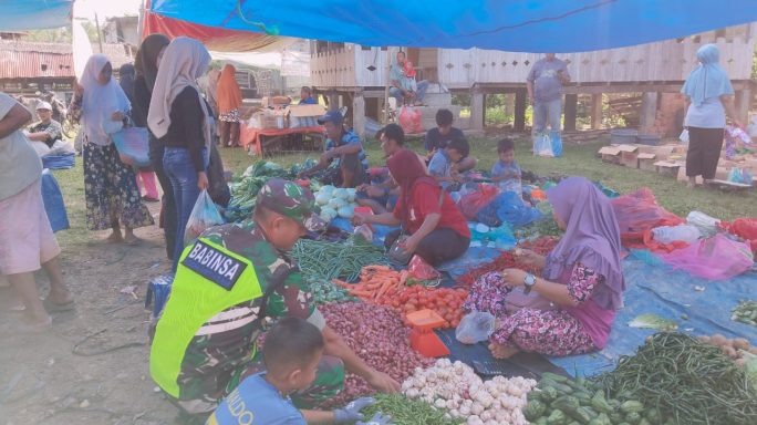Kunjungi Pasar Tradisional Babinsa Pastikan Harga Sembako Stabil