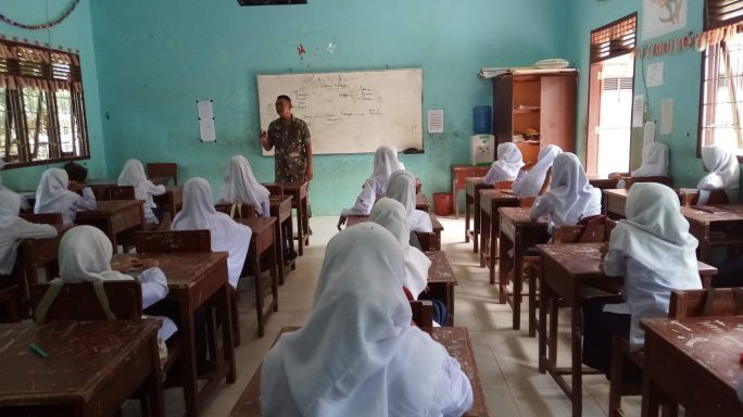 Pengabdi TNI Babinsa Sosialisasikan Materi Wawasan Kebangsaan kepada Pelajar SMP