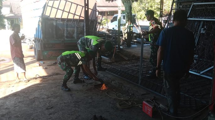 Babinsa Anjangsana Bersama Bengkel Las Pembuatan Pagar Besi