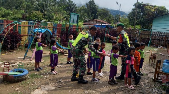 Sambangi Sekolah TK, Babinsa Berikan Motivasi Belajar