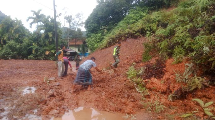 Tanggap Cepat, Babinsa Sawang dan Warga Gotong Royong Atasi Tanah Longsor