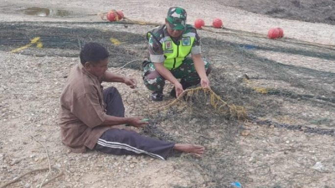 “Kontribusi Positif Babinsa Dalam Meningkatkan Perbaikan Jaring Nelayan Lokal: Dukungan untuk Masyarakat”