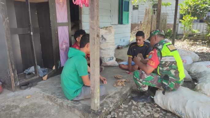 Babinsa Laksanakan Komsos Bersama Petani Jahe