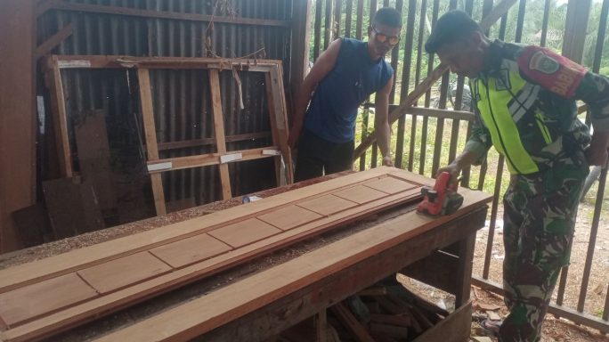 babinsa Kodim 0108/Agara Laksanakan Komsos Bersama Dengan Pengrajin Meja