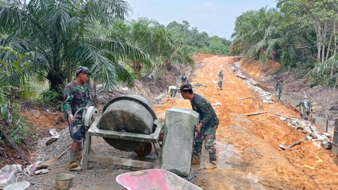 Mesin Molen Sebagai Andalan Dan Mempermudah Pengecoran Talud Bagi Satgas TMMD