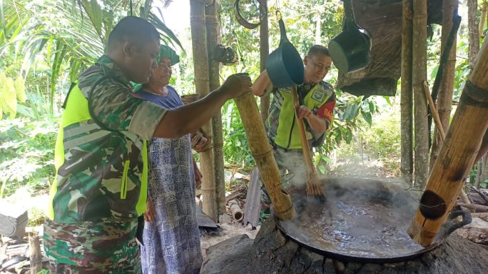 Babinsa Koramil 0108-07/Semadam Komsos Bersama Pembuat Gula Aren