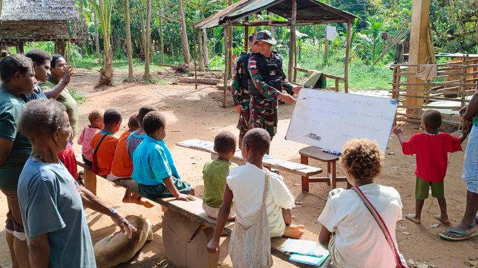 Anggota Satgas Pamtas Statis RI-PNG Yonif 111/KB Membuat Kelas Lapangan Untuk Mengajar