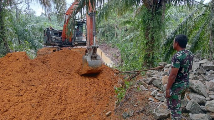 Excavator (Beco) Terus Bekerja Bantu Percepat Pembukaan Jalan TMMD ke 118