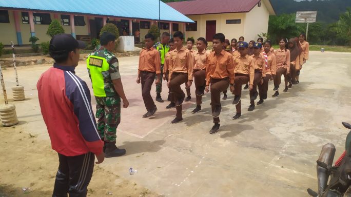 Babinsa Posramil Louser Latih PBB Siswa SMP