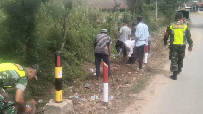Jaga Kebersihan Lingkungan Babinsa Bersama Warga Gotong Royong