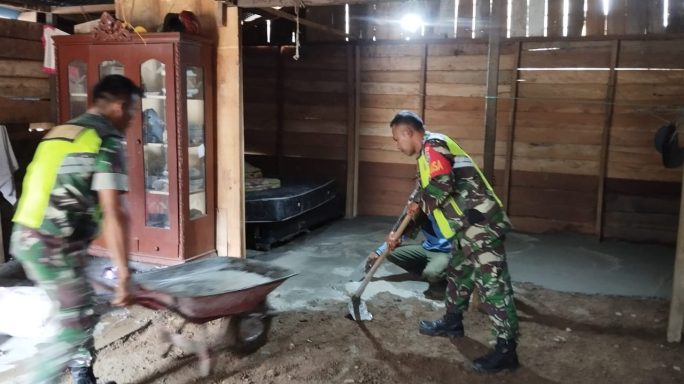 Jalin Kerjasama Yang Baik Babinsa Bantu Pengecoran Lantai Rumah Warga