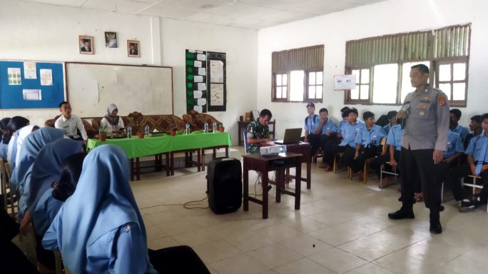 Sasar Puluhan Siswa SMK, Personil Satgas TMMD ke 118 Sosialisasikan Bahaya Narkoba