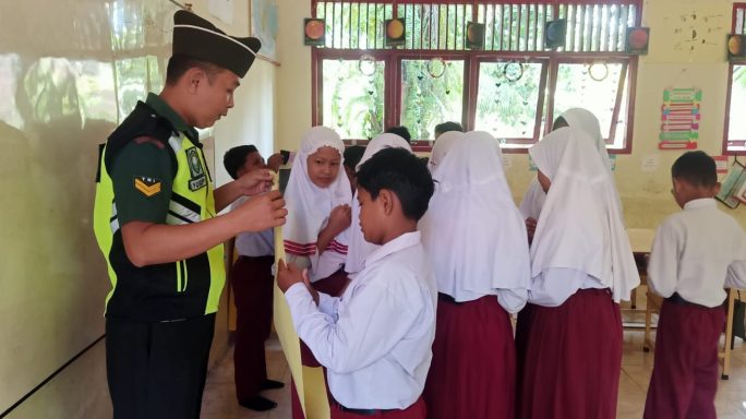 Babinsa Koramil 06/Peusangan Berikan Materi Wasbang Ke Pelajar Sekolah