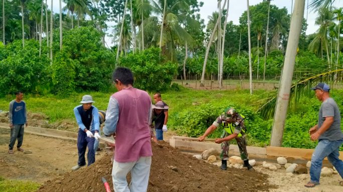 Ringankan Beban Masyarakat ,Babinsa Meureudu Laksanakan Karya Bakti Bersama Warga Binaan