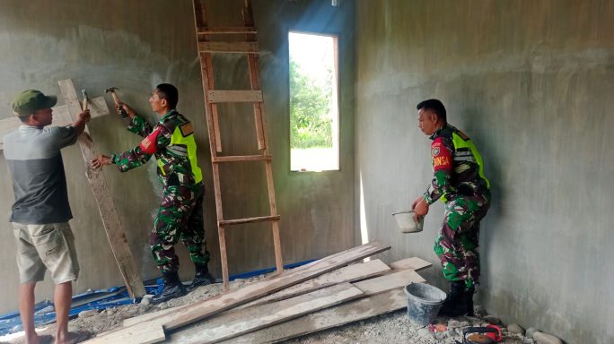 Wujud Kepedulian Babinsa Bantu Plester Dinding Rumah Warga di Wilayah Binaan