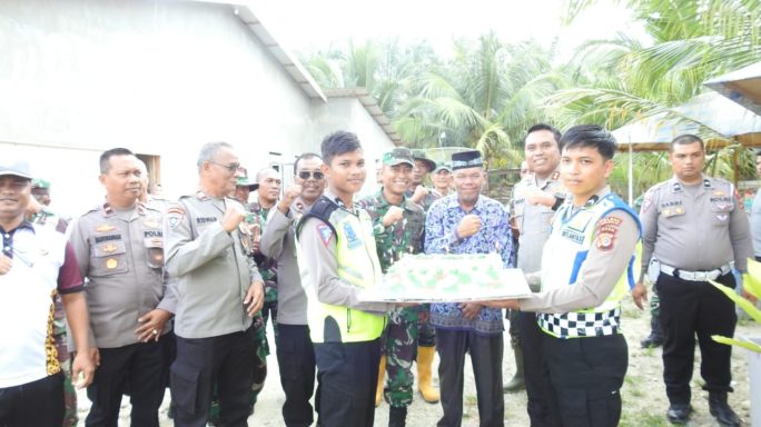 Di Lokasi TMMD, Polres Subulussalam Beri Kejutan HUT TNI ke 78 Untuk Kodim 0118/Subulussalam
